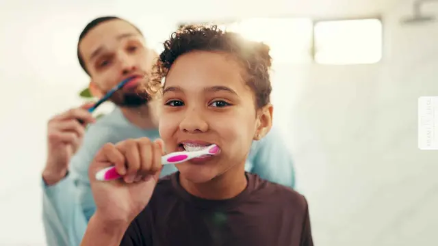 Zahnpflege Kieferorthopädie zwei Personen putzen Zähne